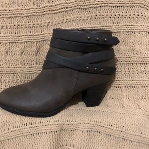 Lady’s ankle boots